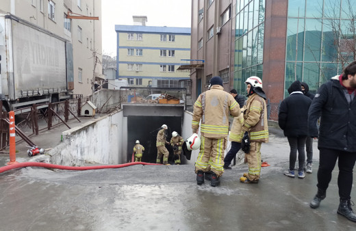 Beylikdüzü'nde scooter bataryaları bomba gibi patladı yangın çıktı