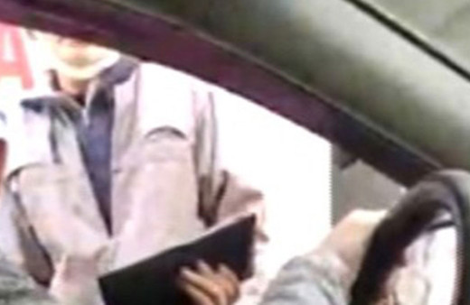 Kadıköy’de polisten para isteyen değnekçi yakayı ele verdi! Para beklerken kimlik gördü!