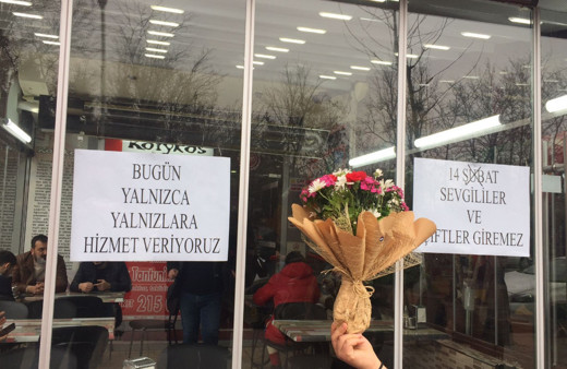 Sevgililer ve çiftler bu dükkana giremiyor! Ankara'da 14 Şubat protestosunu gören şaştı kaldı