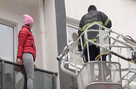 Aksaray'da sevgilisinin 2 hafta boyunca rezidansa kilitlediği kadını polis ve itfaiye kurtardı! Evini de yakmış