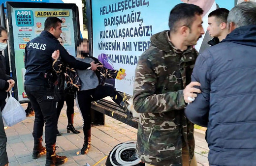 Adana'da otobüs durağında genç kadın taciz ettiği iddiasıyla adama saldırdı o anlar görüntülendi