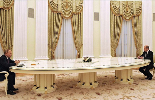 Putin yine uzun masayı ortaya çıkardı Macron sonrası sıra Almanya Başbakanı Scholz'da