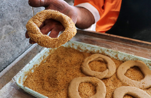 Adana'da günde sınırlı sayıda üretiliyor bu simidin tanesi 7 lira