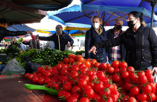 Pazarda sebze ve meyve fiyatları yüzde 50 düştü: İnsanlar bakıp almadan gidiyor