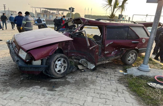 Manisa'da feci kaza! Otomobil tıra arkadan çarptı: 2 kişi ölümden döndü