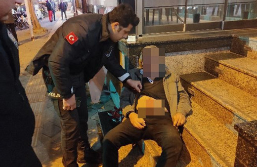 Aydın Kuşadası'nda alkollü vatandaş kendini bıçakladı