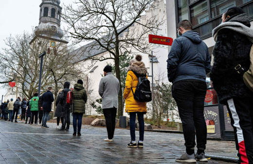Koronavirüs kısıtlamalarını kaldıran Danimarka'da hastaneye yatışlar ve can kayıpları arttı