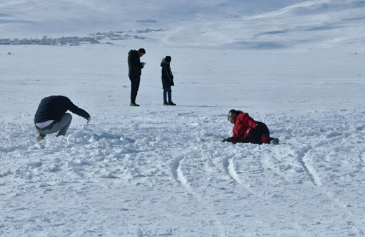 Donmuş Türk gölünde yolculuk! Fransızlar hayran kaldı
