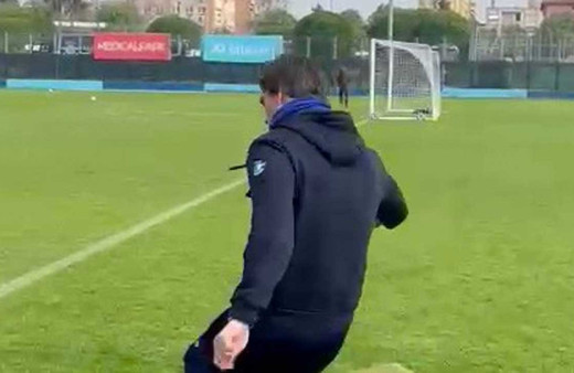 Adana Demirspor'un hocası korner direğinin gerisinden gol attı o anlar paylaşıldı