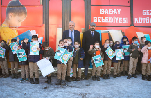 14 yıllık otobüsü kütüphaneye çevirdi Çocuklar akın akın geliyor