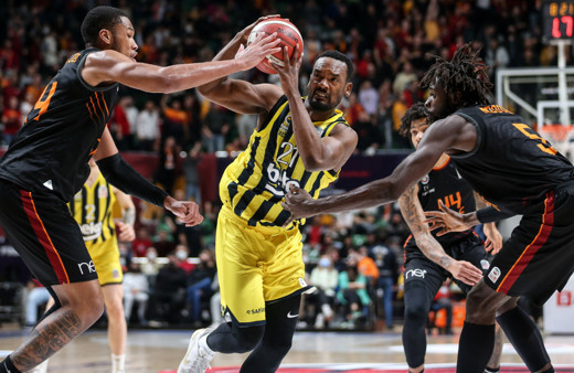 Olaylı derbide Galatasaray'ı deviren Fenerbahçe finale yükseldi