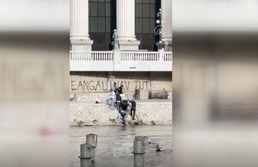 Kuzey Makedonya'da bir kadın pusetteki bebeğiyle nehre düştü