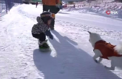11 aylık kayakçı izleyenleri hayran bıraktı! Sosyal medya onu konuşuyor
