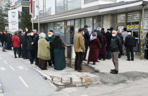 5 litrelik ayçiçek yağının fiyatını duyan akın etti! Metrelerce kuyruk oluştu: Tüm şubeler indirim yaptı