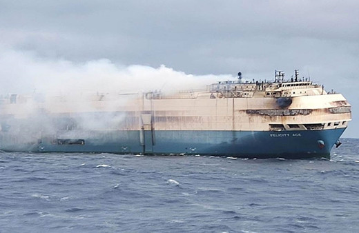 Seyir esnasında yangın çıkan lüks araç yüklü gemi Atlas Okyanusu'nda sürükleniyor