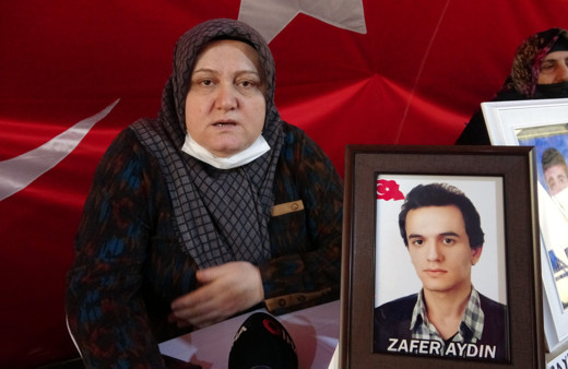 'Oğlunu HDP'li vekil kandırıp dağa gönderdi' ! Evlat nöbetindeki anne: 1 hafta içinde...