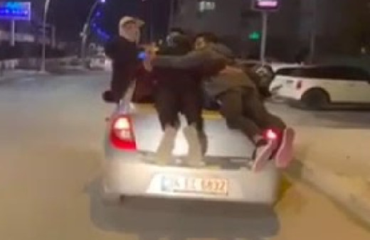 İstanbul'da 5 genç canlarını hiçe saydı! Araç üstünde seyahat ettiler