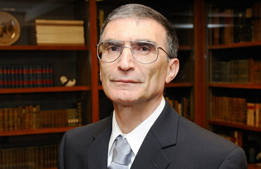 Prof. Dr. Aziz Sancar, 'KKTC Tanınmalı' tişörtünü giydi