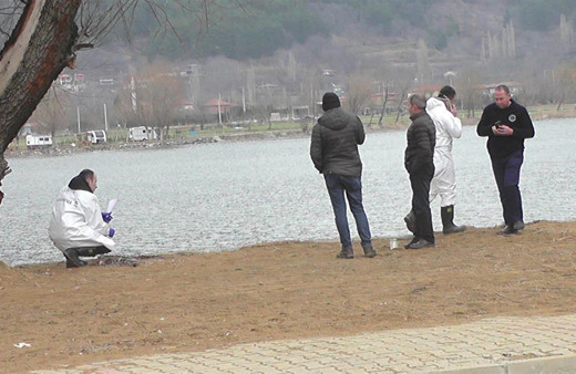 İzmir'de göle piknik yapmaya giden vatandaşlar kadın cesedi buldu
