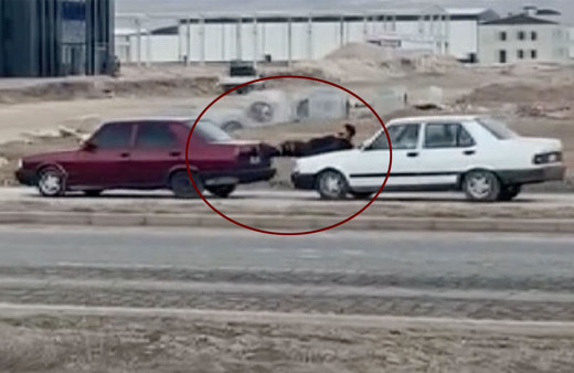Aksaray'da yakıtı biten otomobili başka bir aracın üzerine yatarak itti! İşte o anlar...