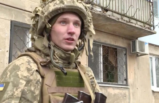 Ukraynalı asker röportaj verirken bomba patladı! Panik anları görüldü ölü ve yaralılar var