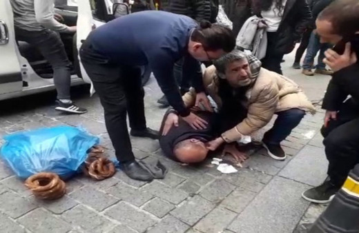 İstanbul'da kendini birden yere attı! Simitler etrafa saçıldı: Foyası ortaya çıktı