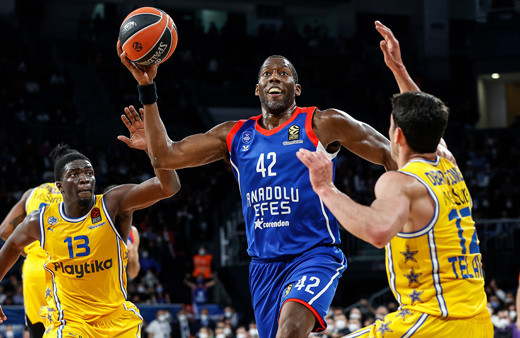 Anadolu Efes üçlük rekoruyla Maccabi Tel Aviv'e fark attı