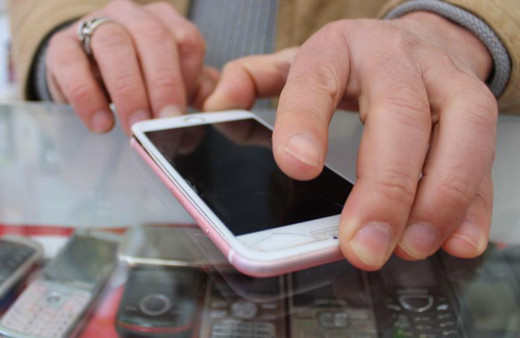 Cep telefonu tamiri uzmanı bataryaların ömrünü kısaltıyor