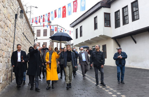 Pervin Ersoy korumasına çantasını taşıttı! Mehmet Nuri Ersoy'un eşine tepki yağdı