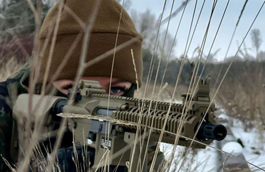 Miss Ukrayna güzeli Anastasiia Lenna Instagram'da silah kuşanıp Rusya'ya gözdağı verdi