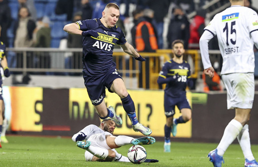 Fenerbahçe konuk olduğu Kasımpaşa'yı 90+1'de Szalai ile bulduğu golle 2-1 yendi