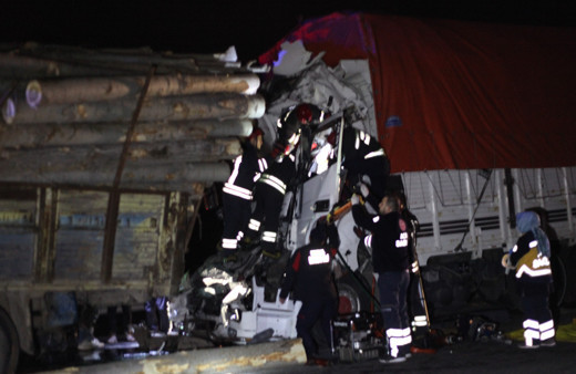 Konya'da lastiği patladı sandı! Feci kazayı sonra fark etti: Ölü ve yaralı var