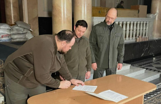 Ukrayna'dan Avrupa Birliği'ne resmi başvuru! Zelenski imzaladı