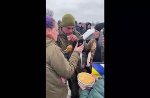 Yakalanan Rus askeri Ukraynalı siviller doyurdu