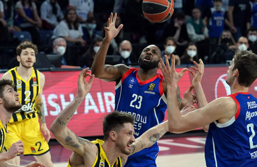 EuroLeague'in Türk derbisinde Anadolu Efes konuk ettiği Fenerbahçe'yi mağlup etti