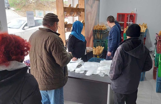 Tekirdağ'da zincir market şubesini pes ettirdiler! Gazetecileri görünce kağıdı söktüler