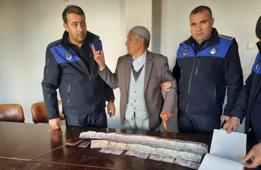 Adıyaman'da duygu sömürüsü yapan yaşlı dilencinin üzerinden bakın kaç TL çıktı