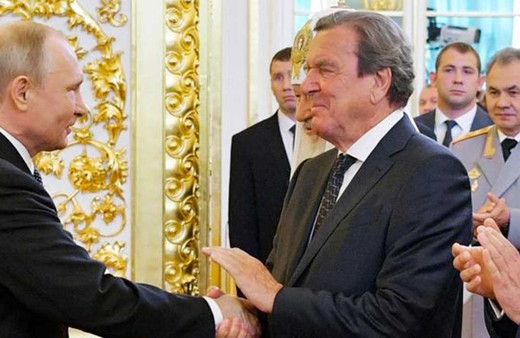 Eski Alman Başkanı Gerhard Schröder topun ağzında Putin'in kankasıydı