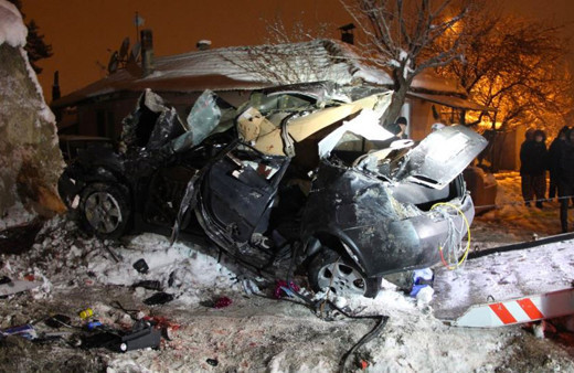 Burdur'da istinat duvarına çarpan otomobil 4 gence mezar oldu