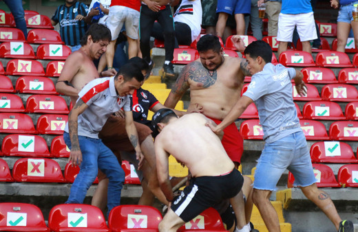 Meksika'da futbol maçında stat savaş alanına döndü! 17 taraftar hayatını kaybetti