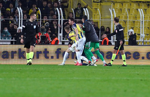 Trabzonspor maçında skandaldan dönüldü! Hakem Zorbay Küçük'e saldırıyı Fenerbahçe kalecisi Altay önledi