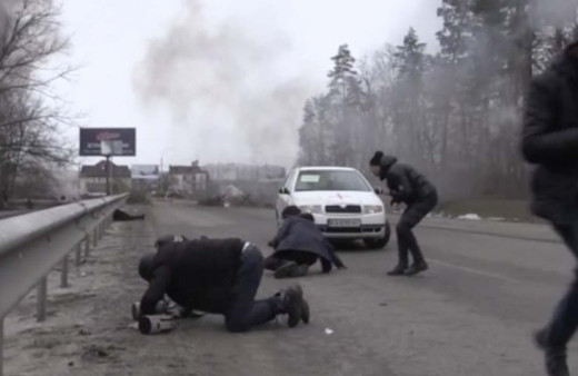 Irpin'de siviller tahliye edilirken patlama anı görüntülendi! Dehşet dolu anlar