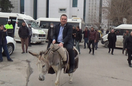 Gaziantep'te eşekli protesto Gelecek Partili başkanın düşmesiyle son buldu