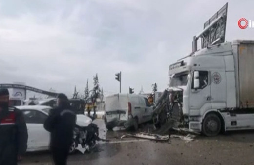 Kontrolden çıkan TIR 7 aracı biçti! Ölü ve yaralılar var