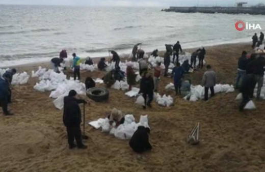 Odessa halkı Rus çıkarmasına karşı kum torbalarıyla sahilde barikat kuruyor