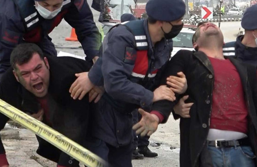 Isparta'da kahreden anlar! Annesini kaybeden acılı adam sinir krizi geçirdi