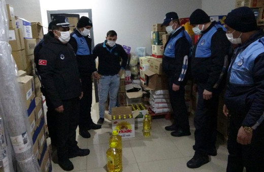 Muş'ta zincir marketin raflarında bulunmayan yağlar depodan çıktı