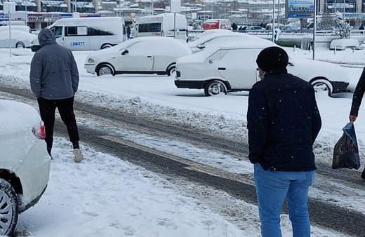 İstanbul'da kar yağışı ulaşımı bitirdi! İstanbul'a ne girmek ne çıkmak mümkün