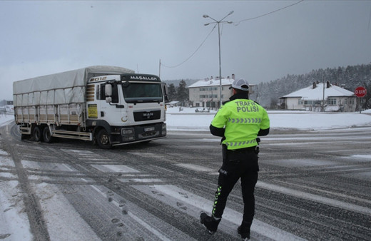 Bolu'dan istanbul yönüne kamyon ve TIR geçişi durduruldu