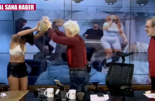 Canlı yayında rezalet! Bahar Candan "Ayçiçek yağı 1000 lira olsun" dedi, Seyhan Soylu yağ ile yıkadı!